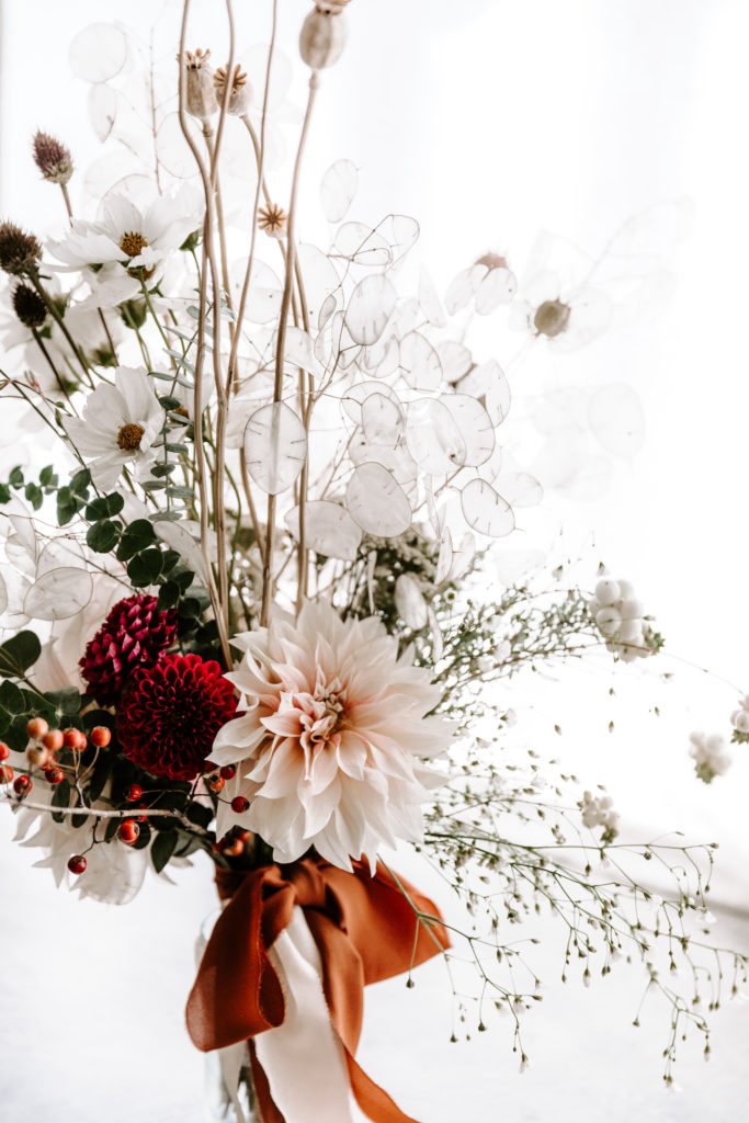 Bouquet da sposa bohémienne con fiori freschi e fiori secchi