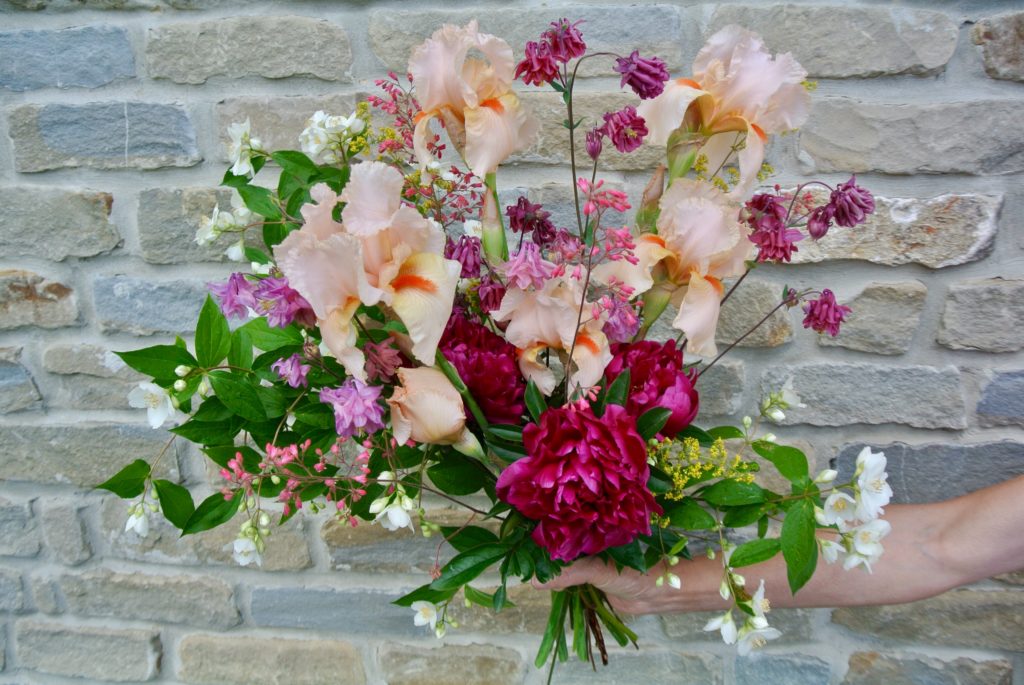 Bouquet di maggio con iris e peonie