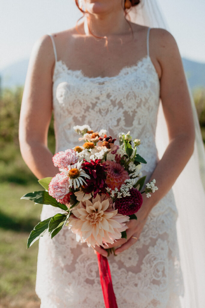 Bouquet da sposa con dalie e fiori di luglio palette calda