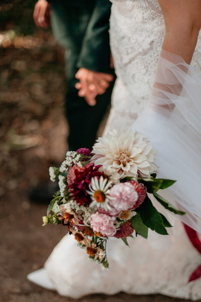 Bouquet da sposa con dalie e fiori di luglio