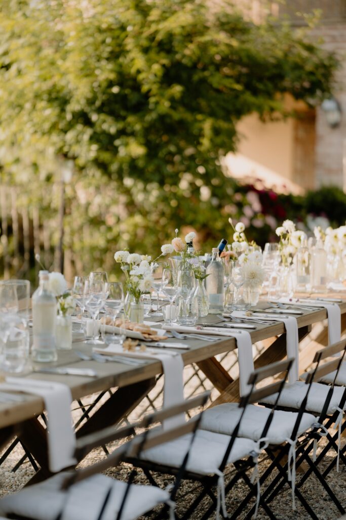 Allestimento floreale matrimoni con bottigliette vintage per tavolo imperiale