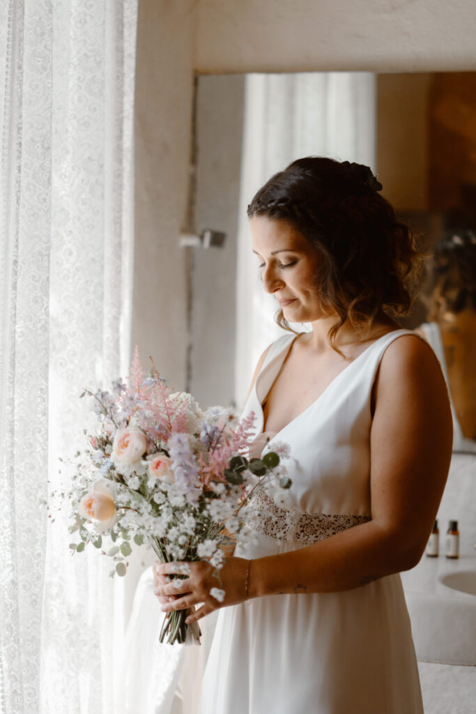 Bouquet da sposa romantico con rose inglesi e fiori di giugno 