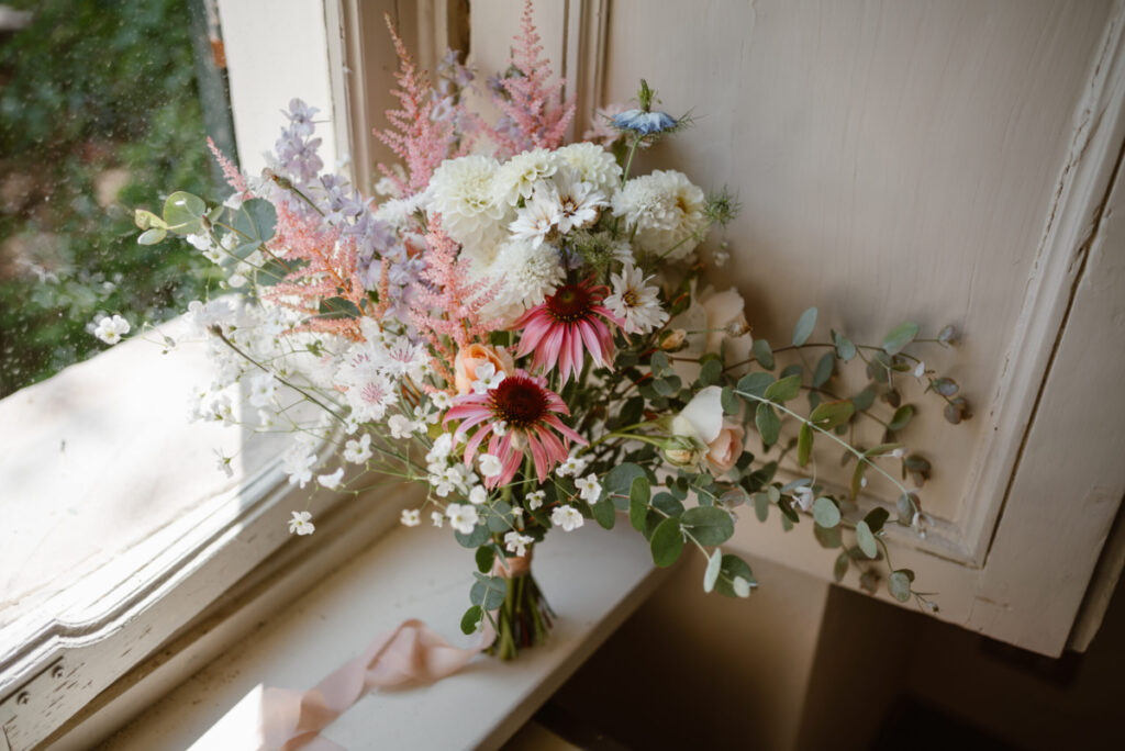 Bouquet da sposa con fiori di giugno