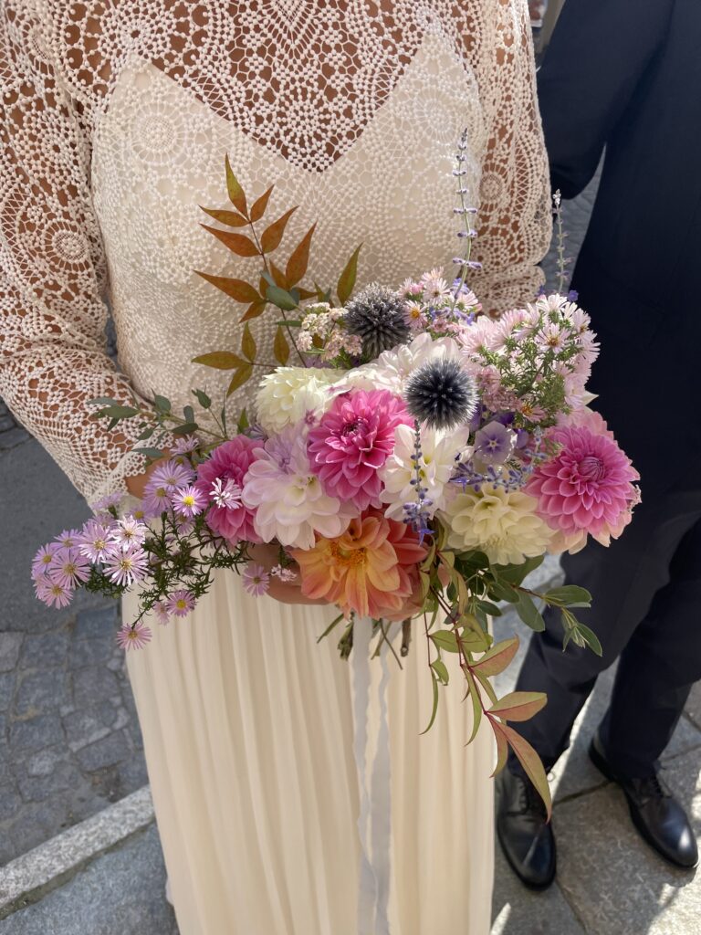 Bouquet da sposa autunnale con dalie e aster